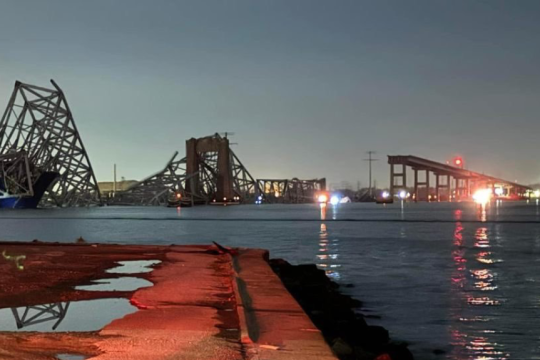 Ό,τι απέμεινε από τη γέφυρα μετά την τρομακτική πρόσκρουση φορτηγού πλοίου